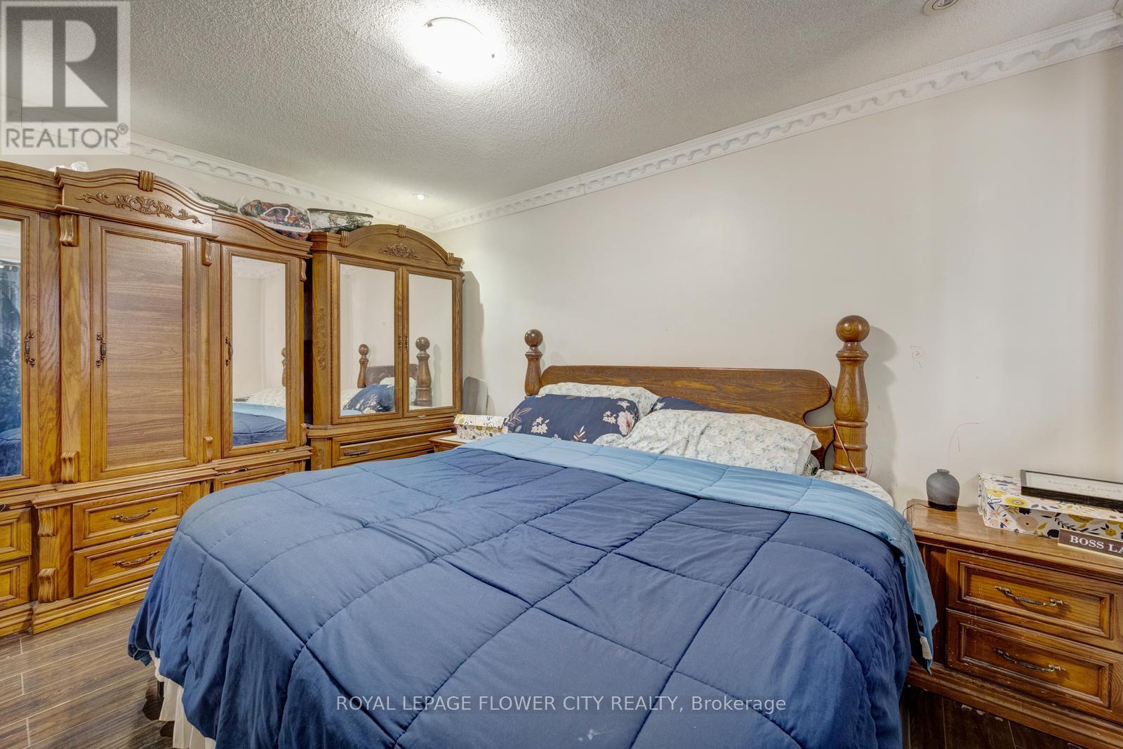 20 N Alarton Street, Mississauga, Ontario  L4T 1J8 - Photo 18 - W12984110