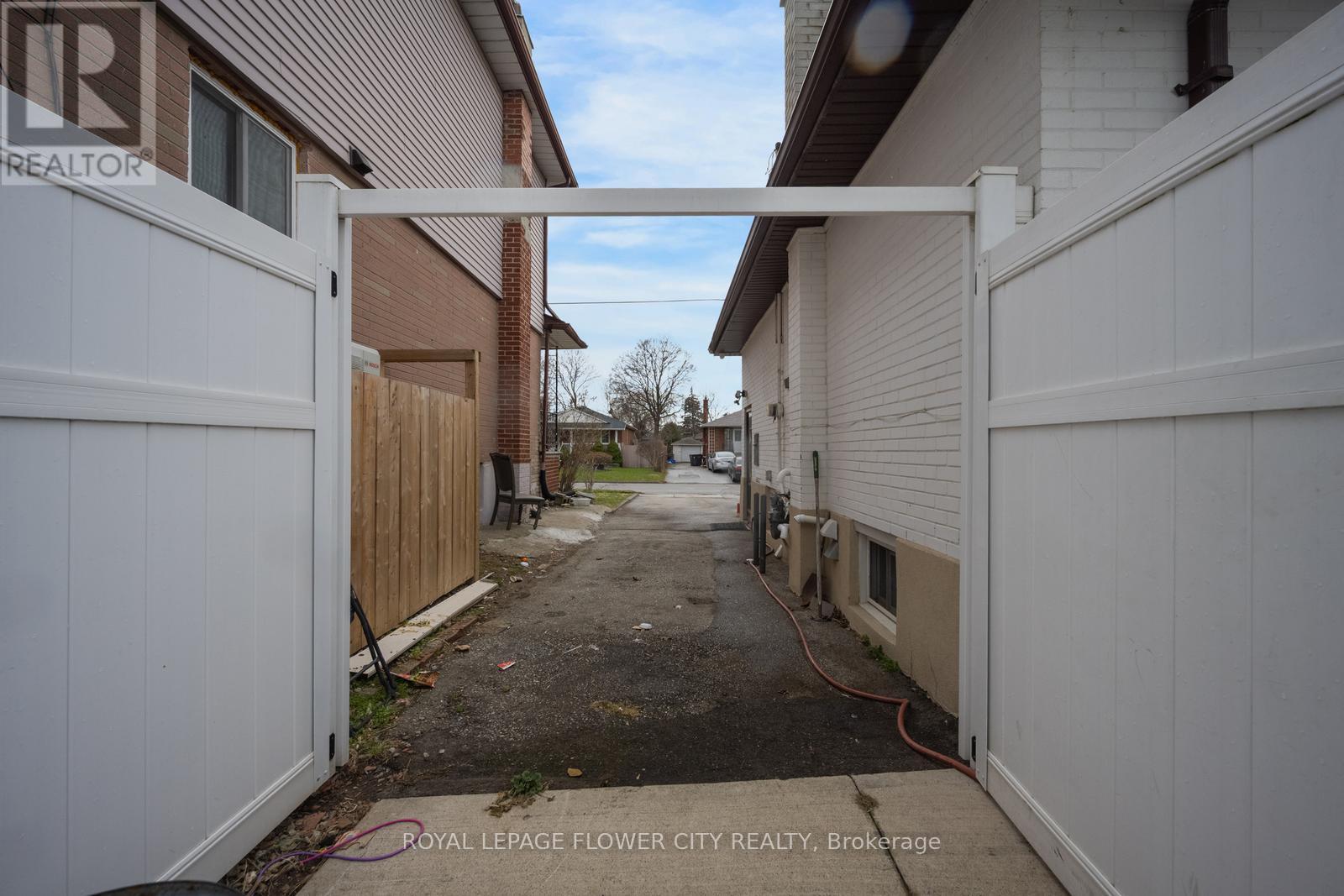 20 N Alarton Street, Mississauga, Ontario  L4T 1J8 - Photo 47 - W12984110