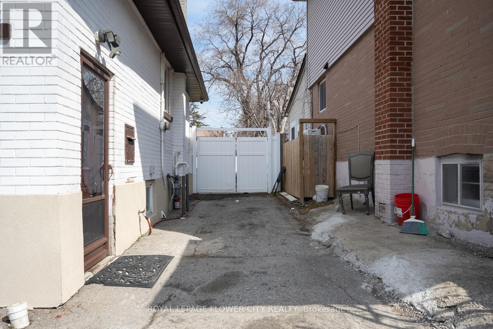 20 N Alarton Street, Mississauga, Ontario  L4T 1J8 - Photo 49 - W12984110