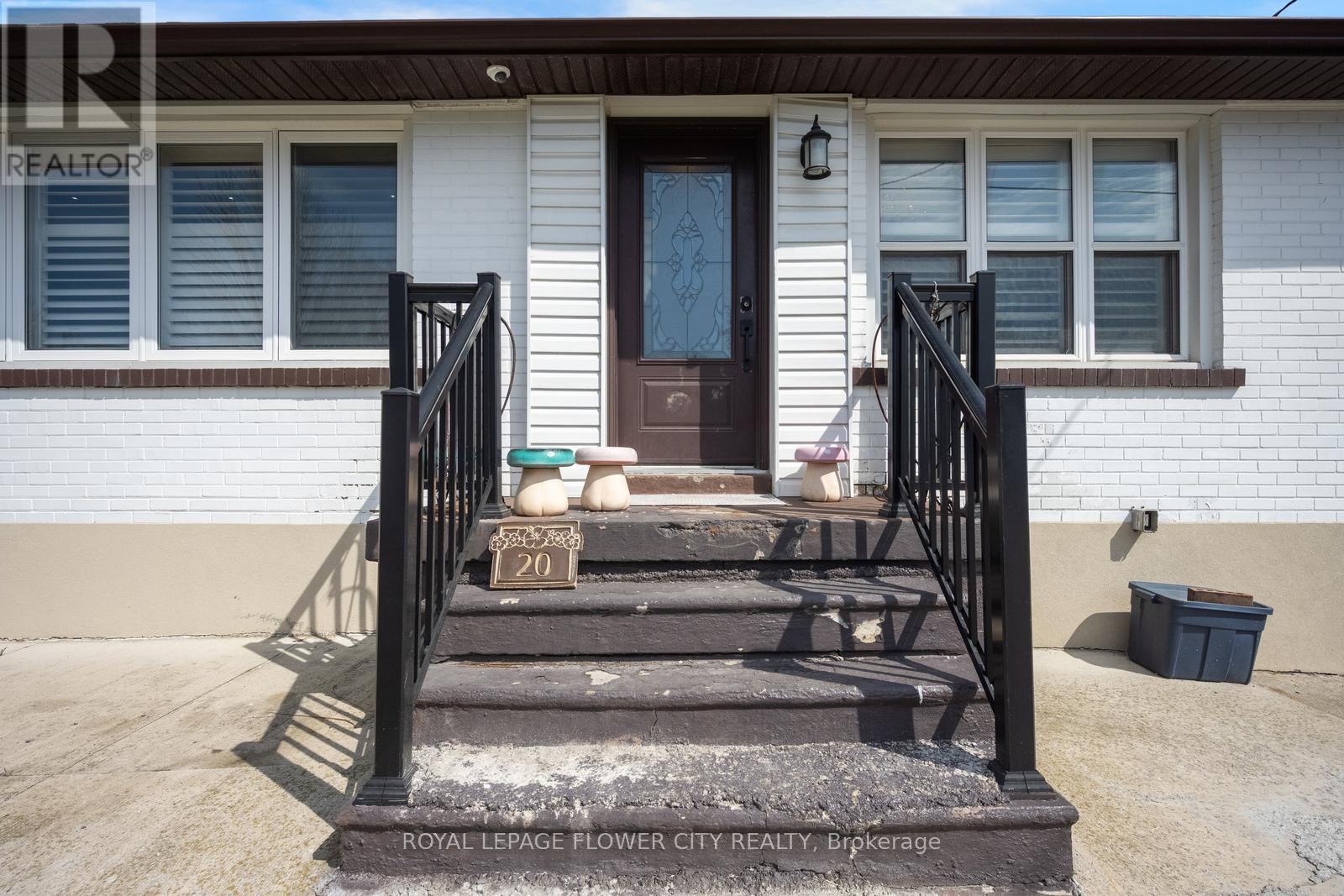 20 N Alarton Street, Mississauga, Ontario  L4T 1J8 - Photo 5 - W12984110