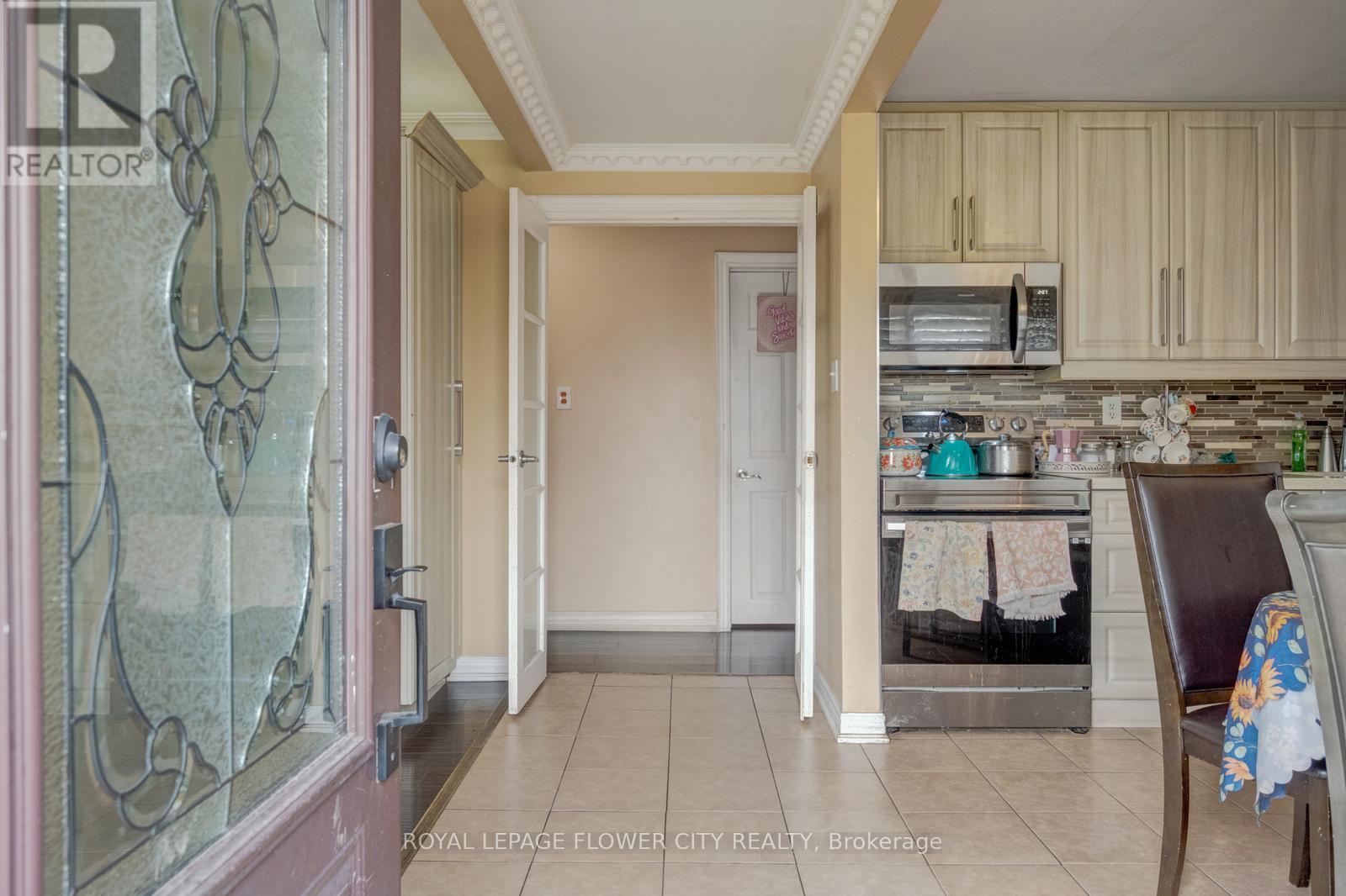 20 N Alarton Street, Mississauga, Ontario  L4T 1J8 - Photo 6 - W12984110