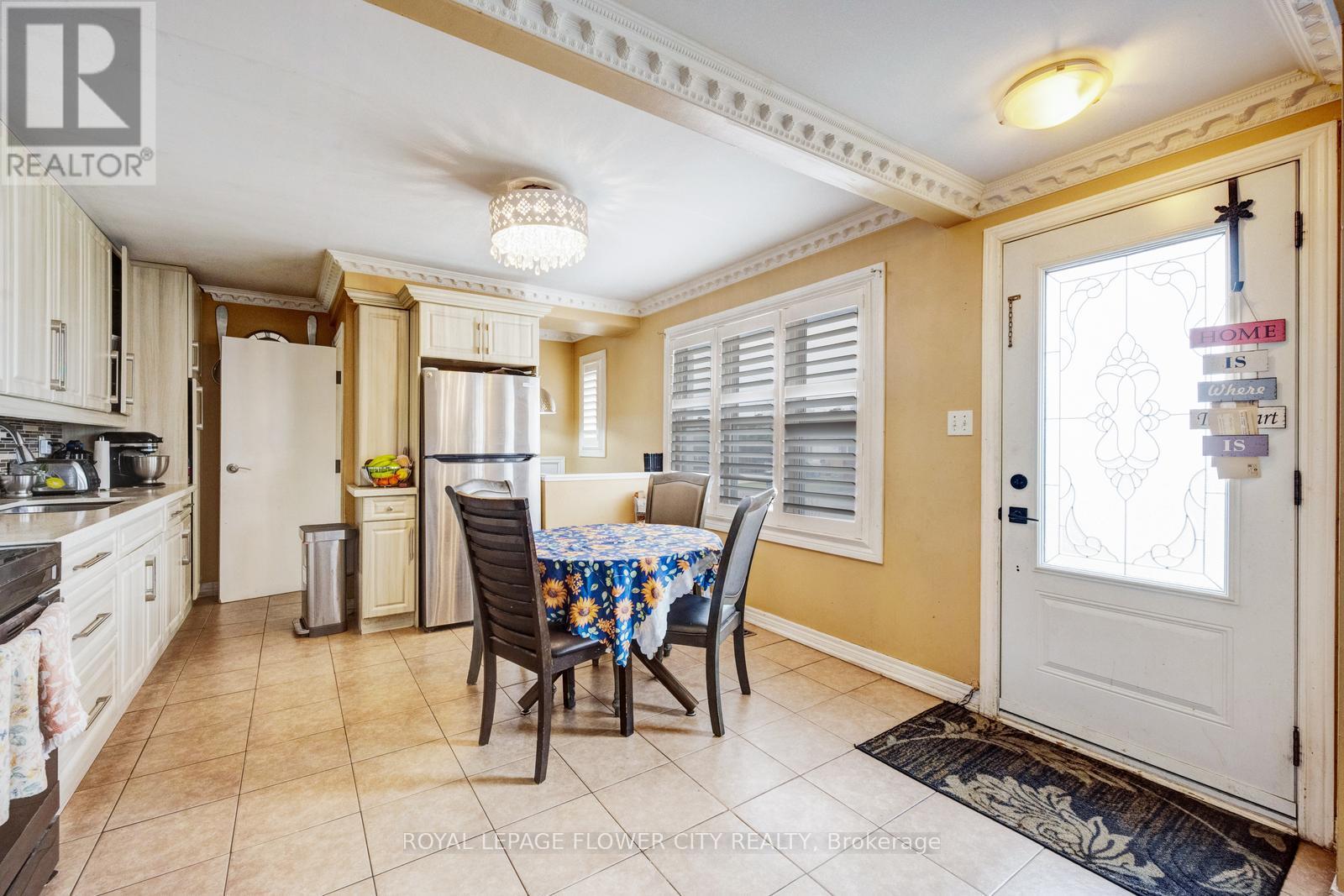 20 N Alarton Street, Mississauga, Ontario  L4T 1J8 - Photo 7 - W12984110