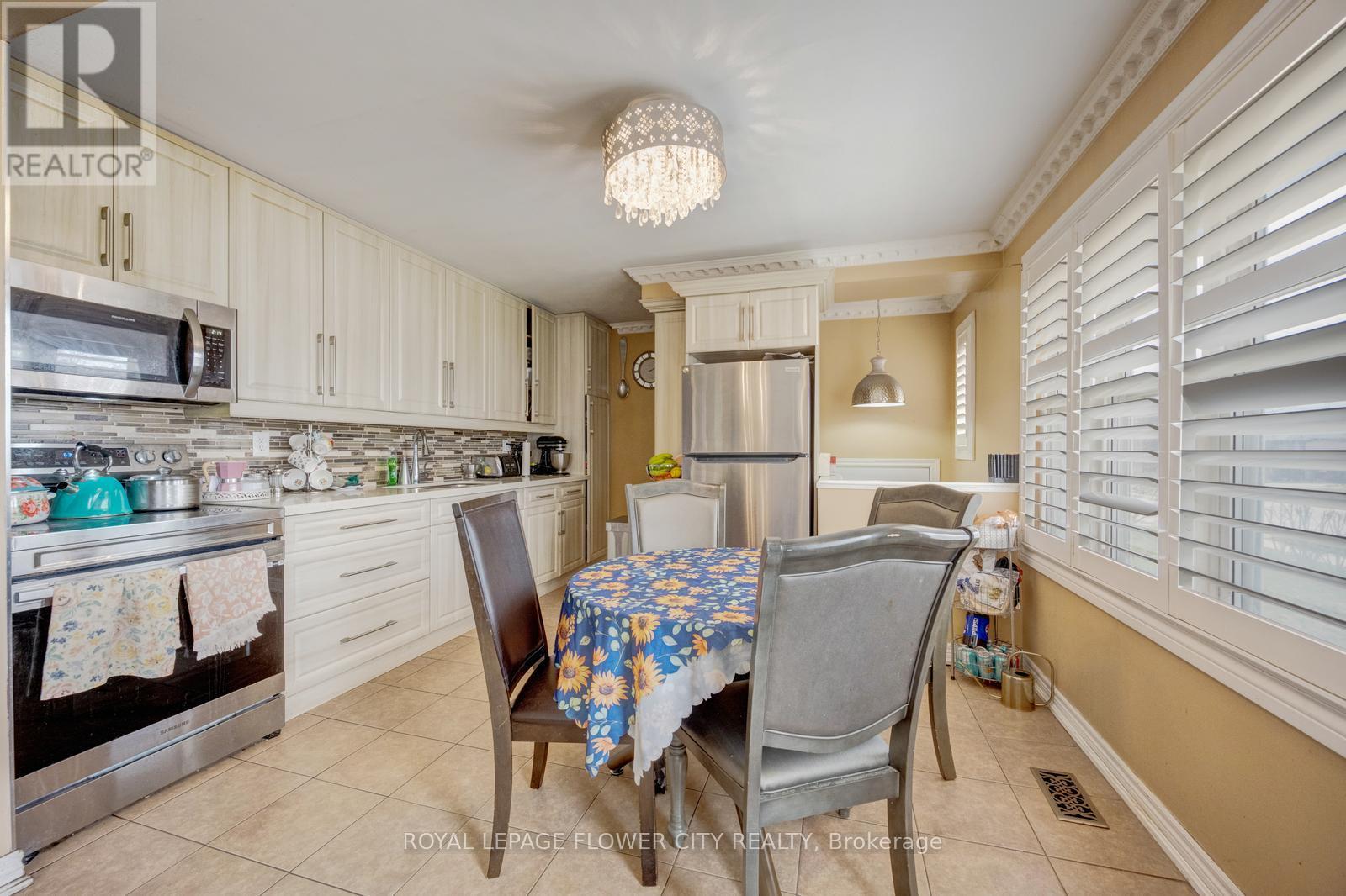 20 N Alarton Street, Mississauga, Ontario  L4T 1J8 - Photo 8 - W12984110