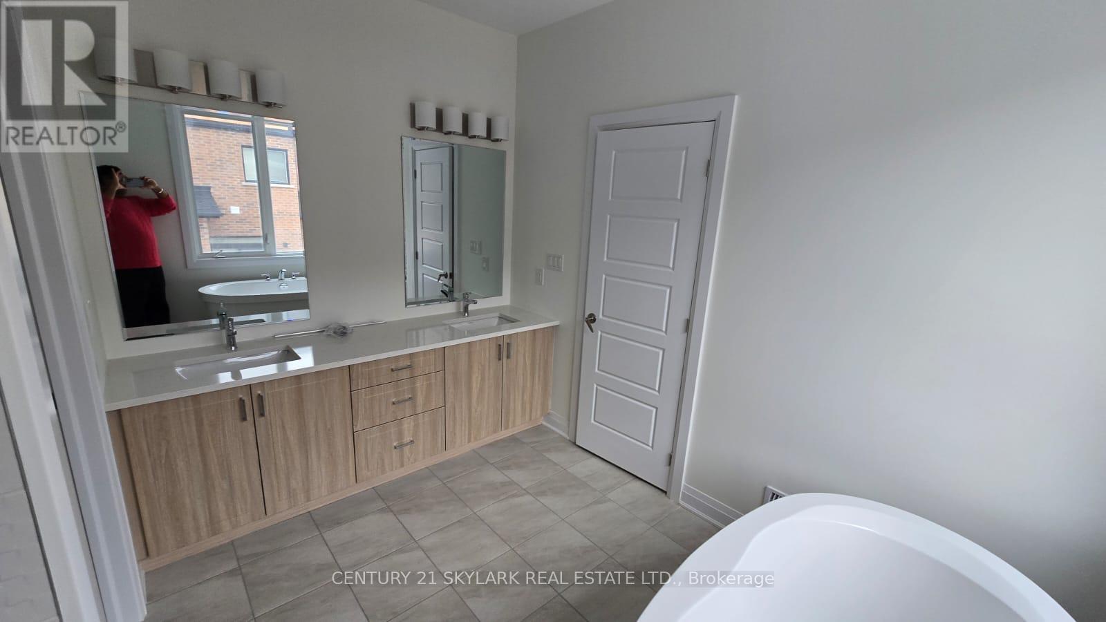 16 Kings Hill Drive, Brampton (Northwest Brampton), Ontario  L7A 0B8 - Photo 10 - W12984128