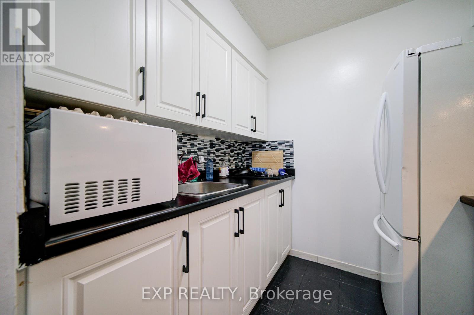 402 - 50 Lotherton Pathway, Toronto, Ontario  M6B 2G8 - Photo 11 - W12984134