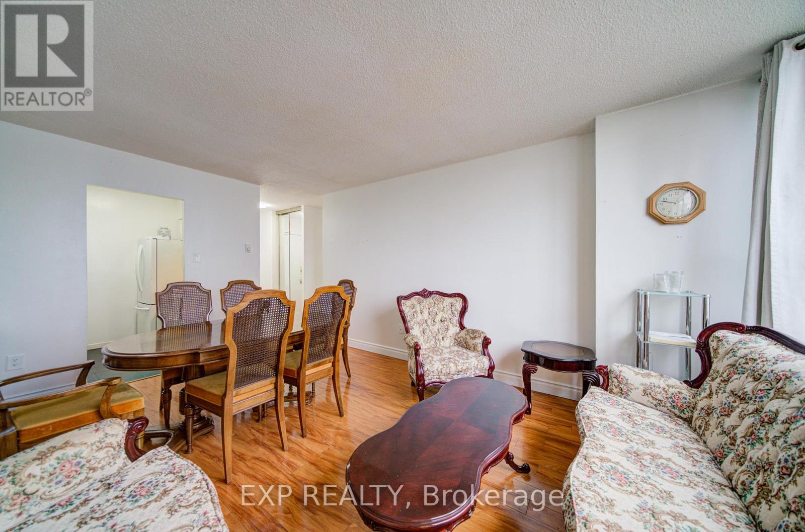402 - 50 Lotherton Pathway, Toronto, Ontario  M6B 2G8 - Photo 5 - W12984134