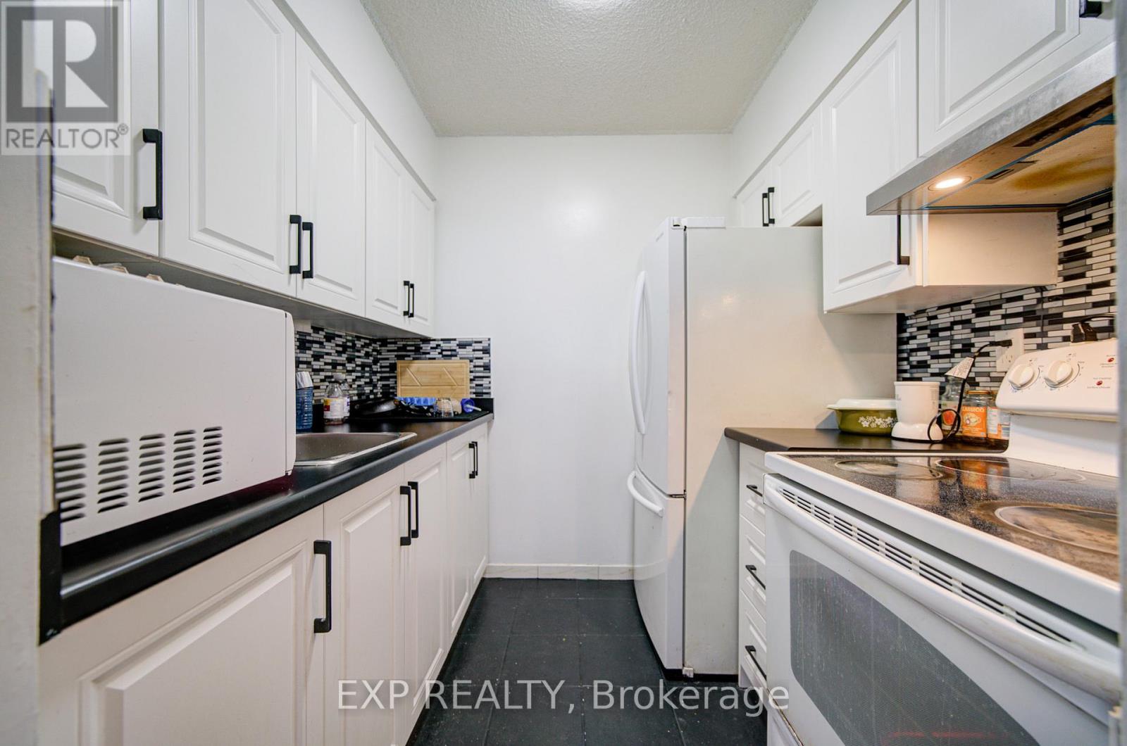 402 - 50 Lotherton Pathway, Toronto, Ontario  M6B 2G8 - Photo 9 - W12984134