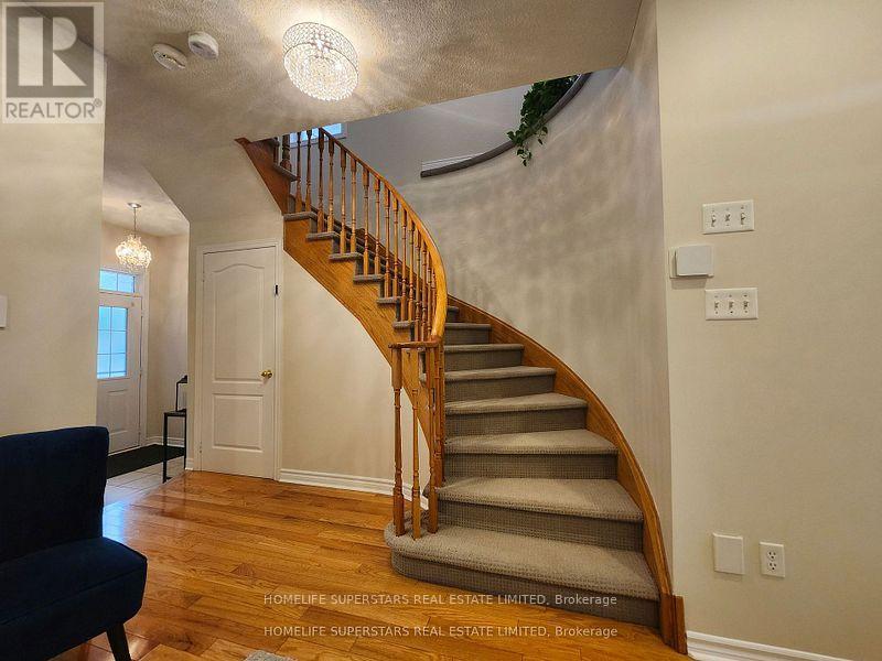 13 Rocky Point Crescent, Brampton, Ontario  L6V 4R7 - Photo 11 - W12984260