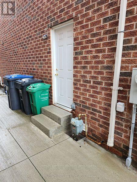 13 Rocky Point Crescent, Brampton, Ontario  L6V 4R7 - Photo 4 - W12984260