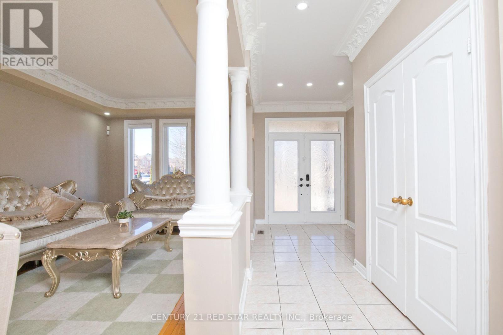 3 Okanagan Drive, Brampton, Ontario  L6R 2X1 - Photo 4 - W12984274