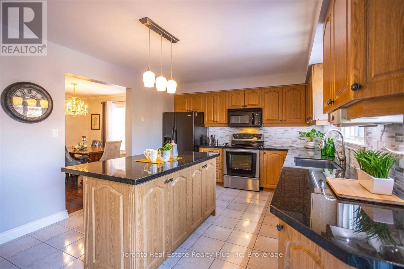 48 Newbury Crescent, Brampton (Westgate), Ontario  L6S 5L6 - Photo 12 - W12984294