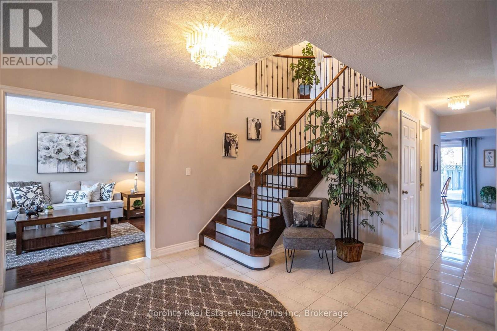 48 Newbury Crescent, Brampton (Westgate), Ontario  L6S 5L6 - Photo 2 - W12984294