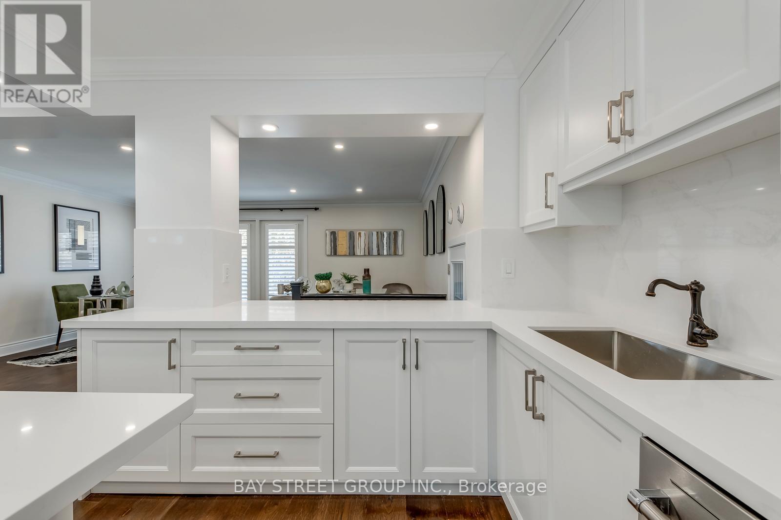 363 Lakeshore Road W, Oakville, Ontario  L6K 1G4 - Photo 11 - W12984298