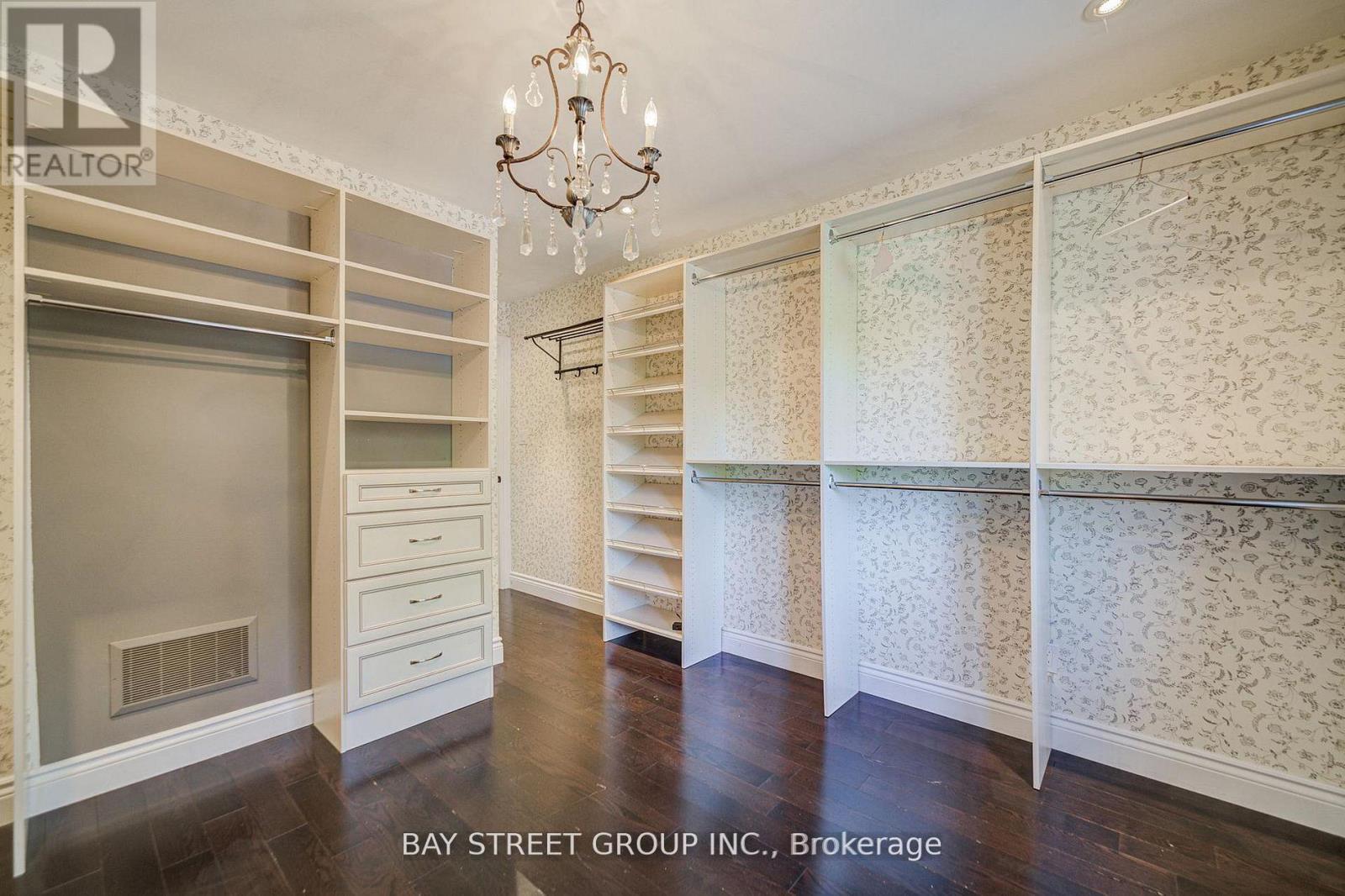 363 Lakeshore Road W, Oakville, Ontario  L6K 1G4 - Photo 19 - W12984298