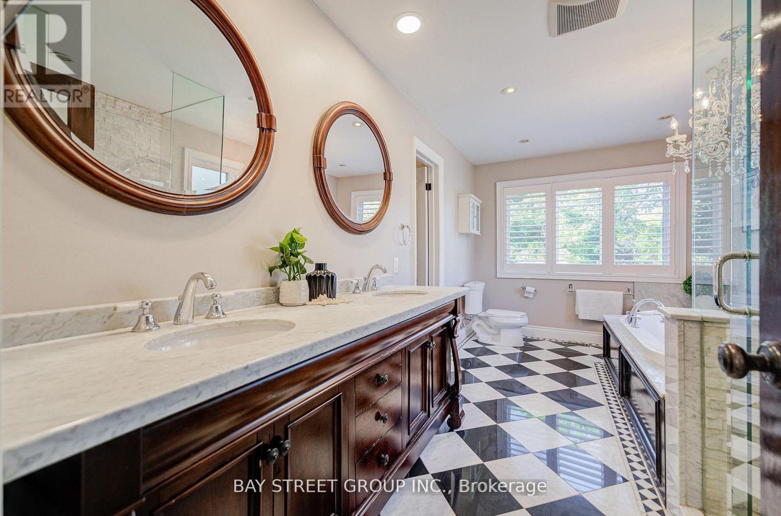 363 Lakeshore Road W, Oakville, Ontario  L6K 1G4 - Photo 21 - W12984298