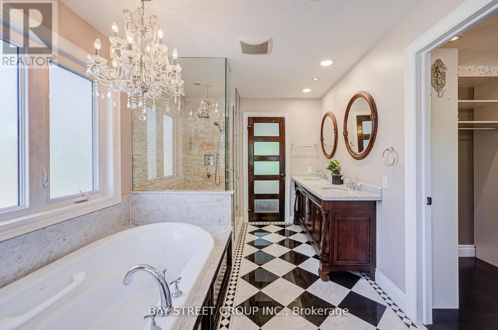 363 Lakeshore Road W, Oakville, Ontario  L6K 1G4 - Photo 22 - W12984298