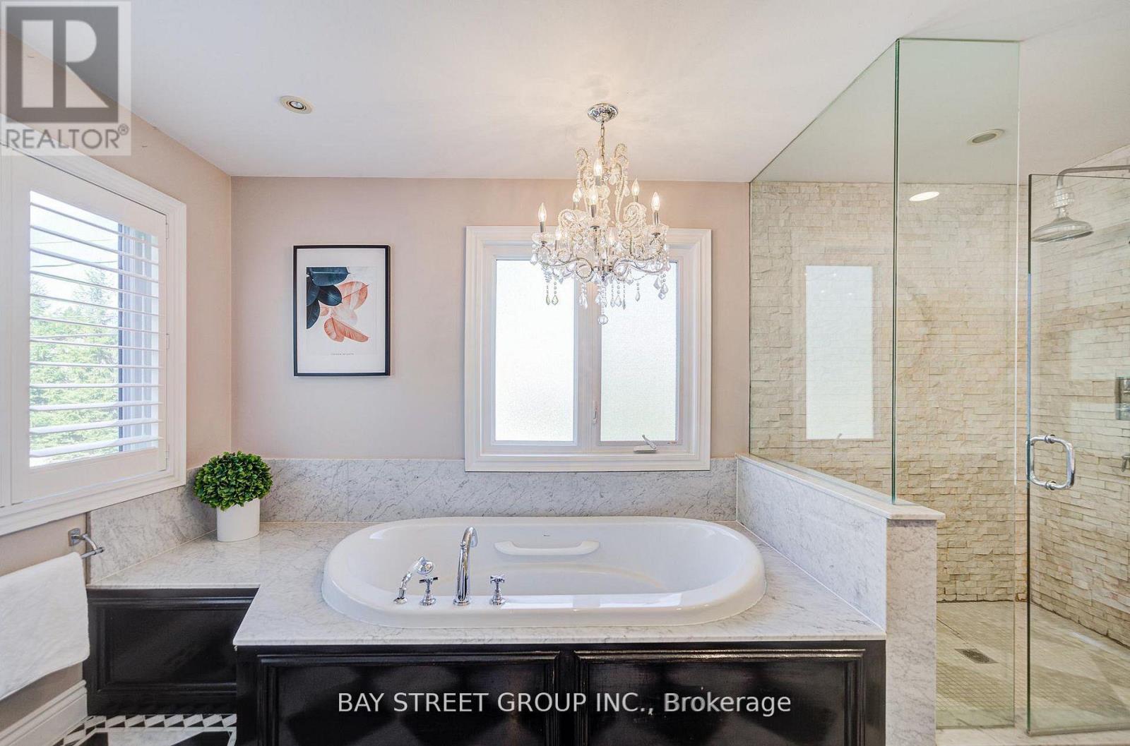 363 Lakeshore Road W, Oakville, Ontario  L6K 1G4 - Photo 23 - W12984298