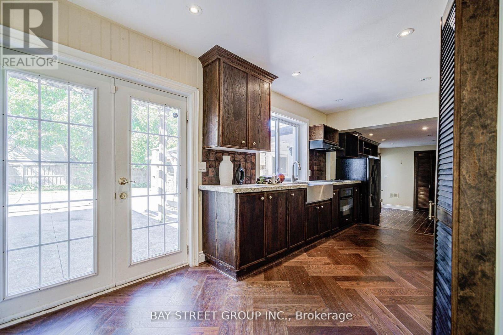 363 Lakeshore Road W, Oakville, Ontario  L6K 1G4 - Photo 36 - W12984298