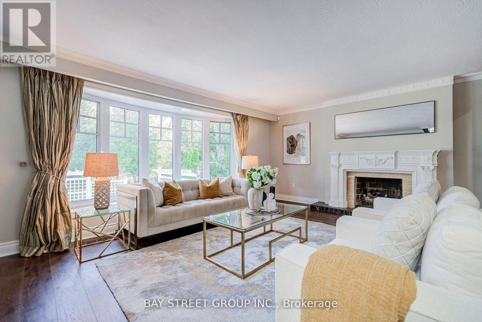 363 Lakeshore Road W, Oakville, Ontario  L6K 1G4 - Photo 5 - W12984298