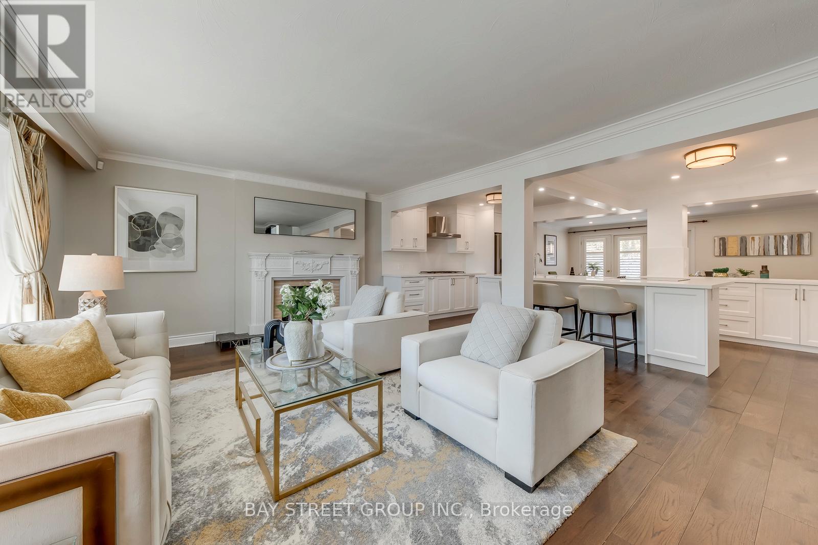 363 Lakeshore Road W, Oakville, Ontario  L6K 1G4 - Photo 6 - W12984298