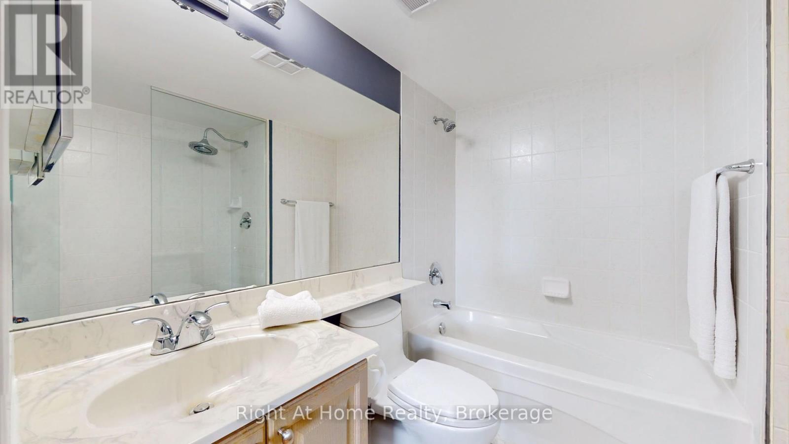 209 - 228 Queens Quay W, Toronto, Ontario  M5J 2X1 - Photo 16 - C12984440