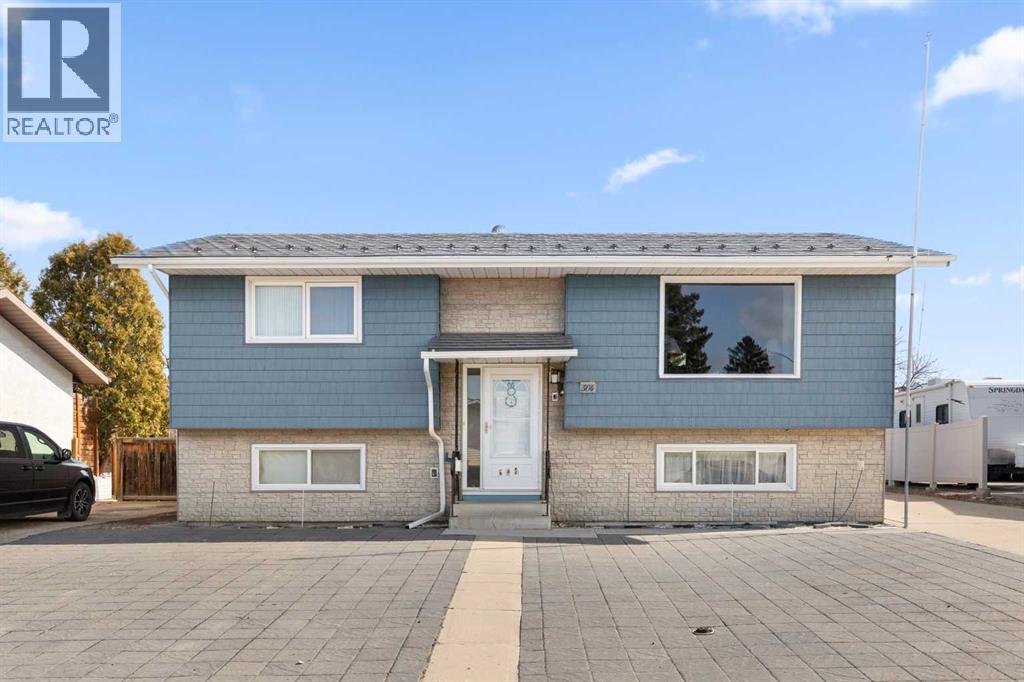 504 Sissons Crescent SE, Medicine Hat, Alberta  T1B 2J9 - Photo 2 - A2300039