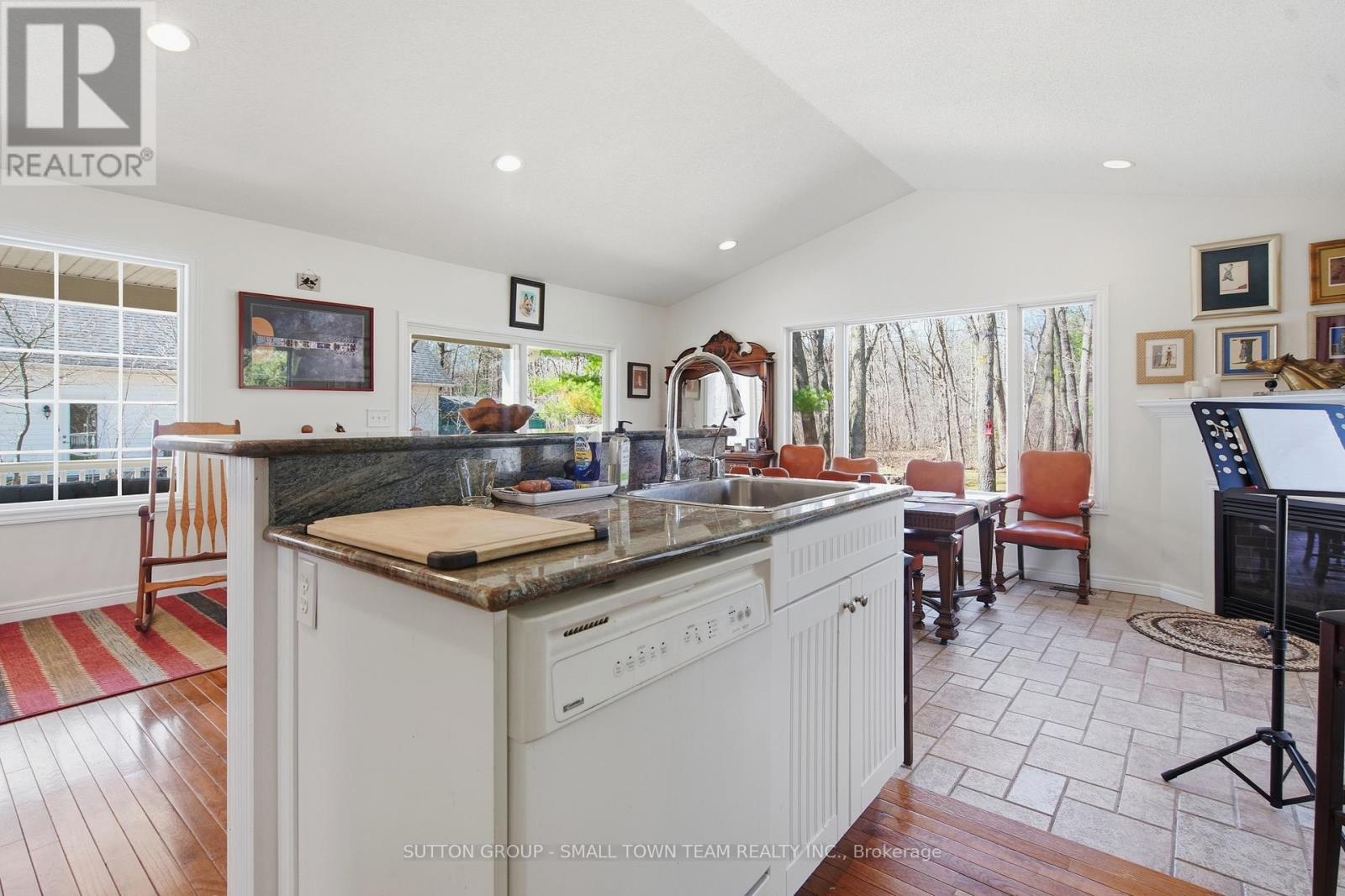 8816 Timberwood Trail, Lambton Shores, Ontario  N0M 1T0 - Photo 13 - X12984432