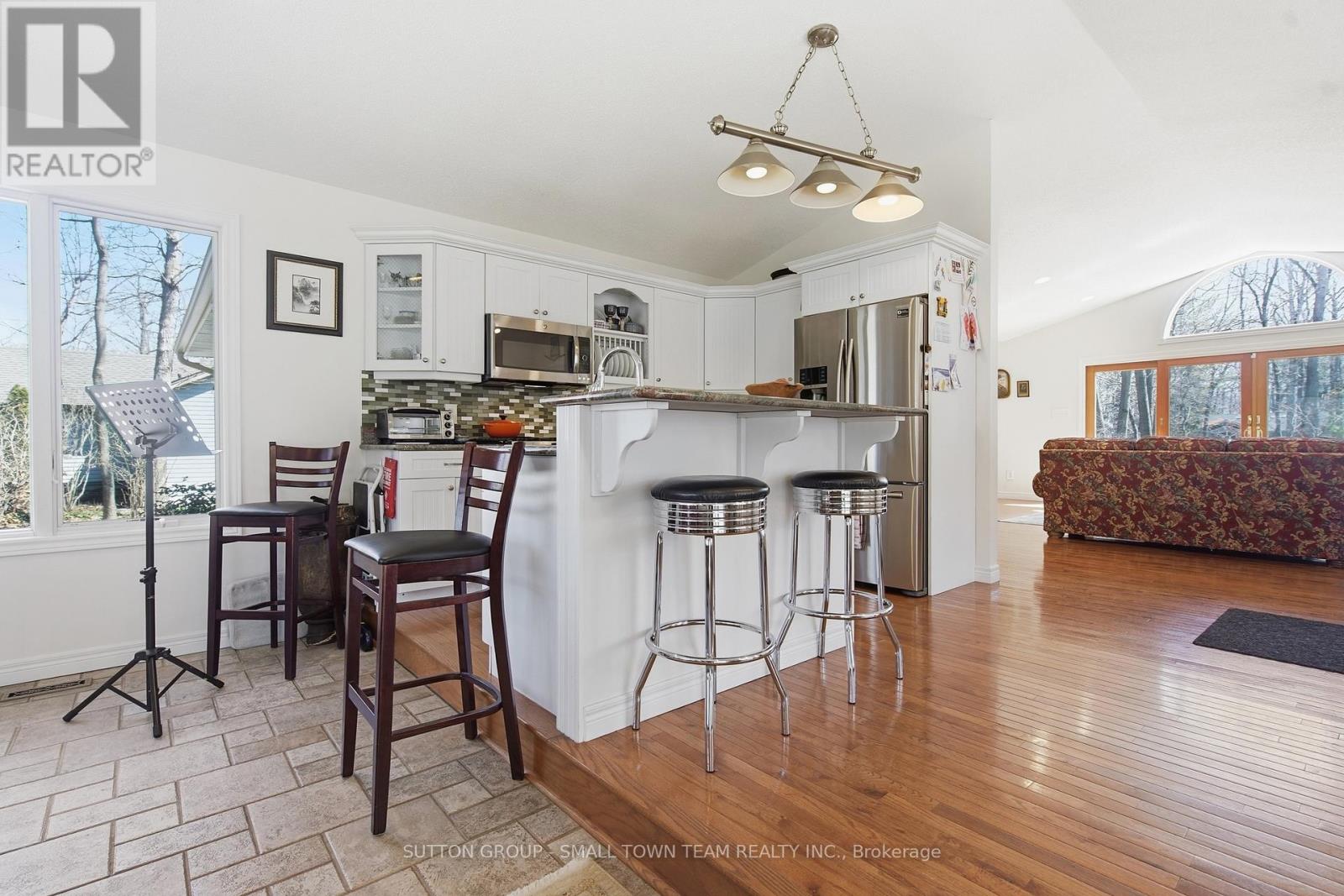 8816 Timberwood Trail, Lambton Shores, Ontario  N0M 1T0 - Photo 17 - X12984432