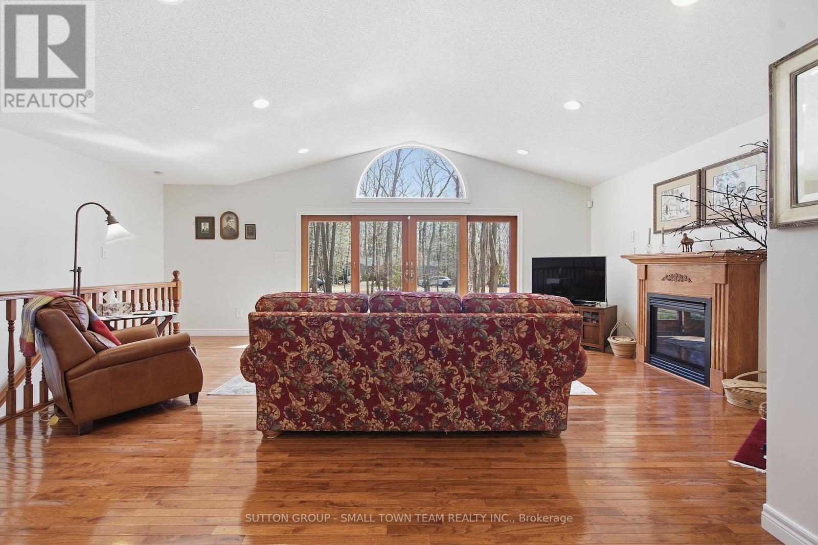 8816 Timberwood Trail, Lambton Shores, Ontario  N0M 1T0 - Photo 18 - X12984432