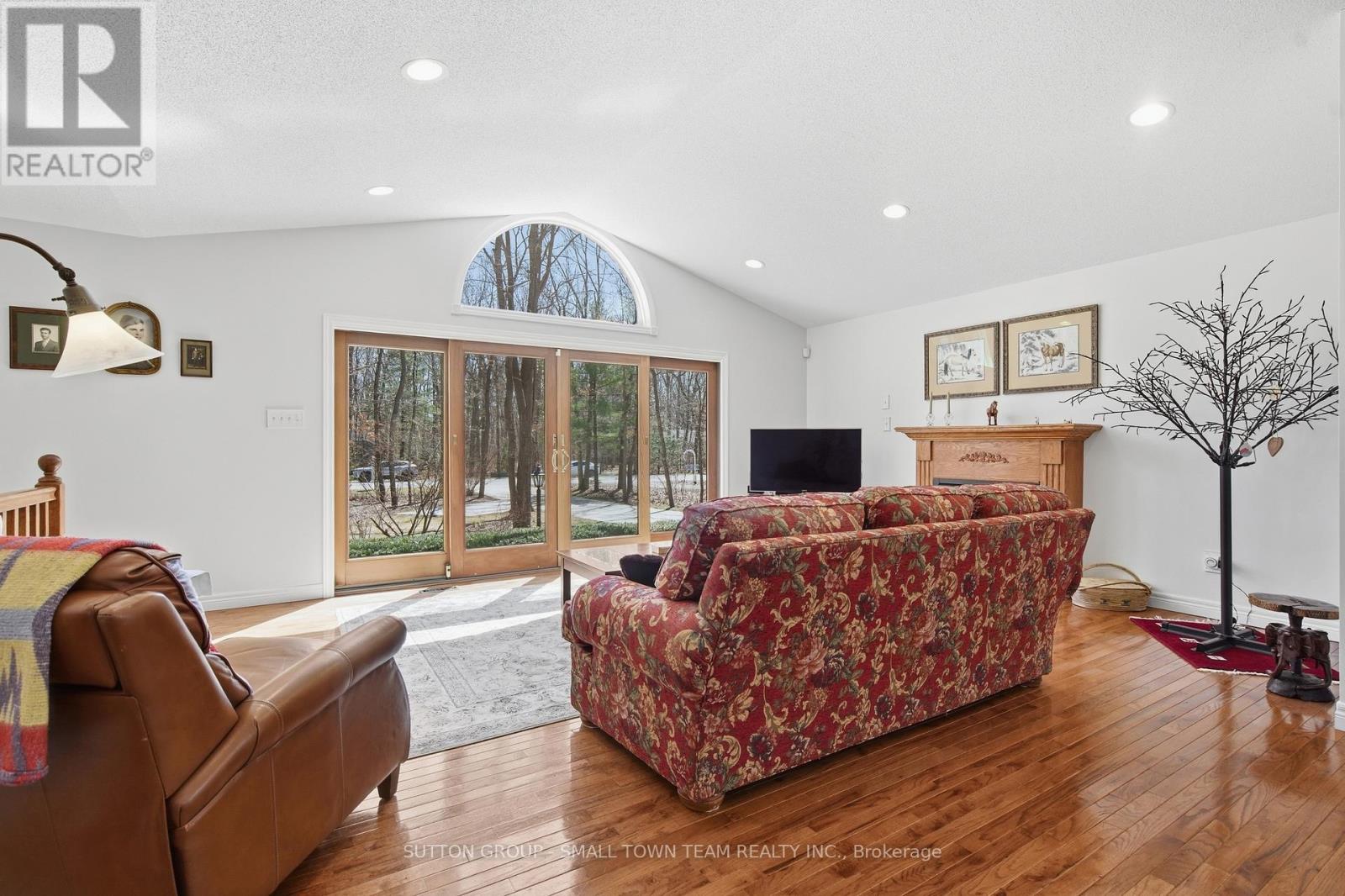 8816 Timberwood Trail, Lambton Shores, Ontario  N0M 1T0 - Photo 19 - X12984432