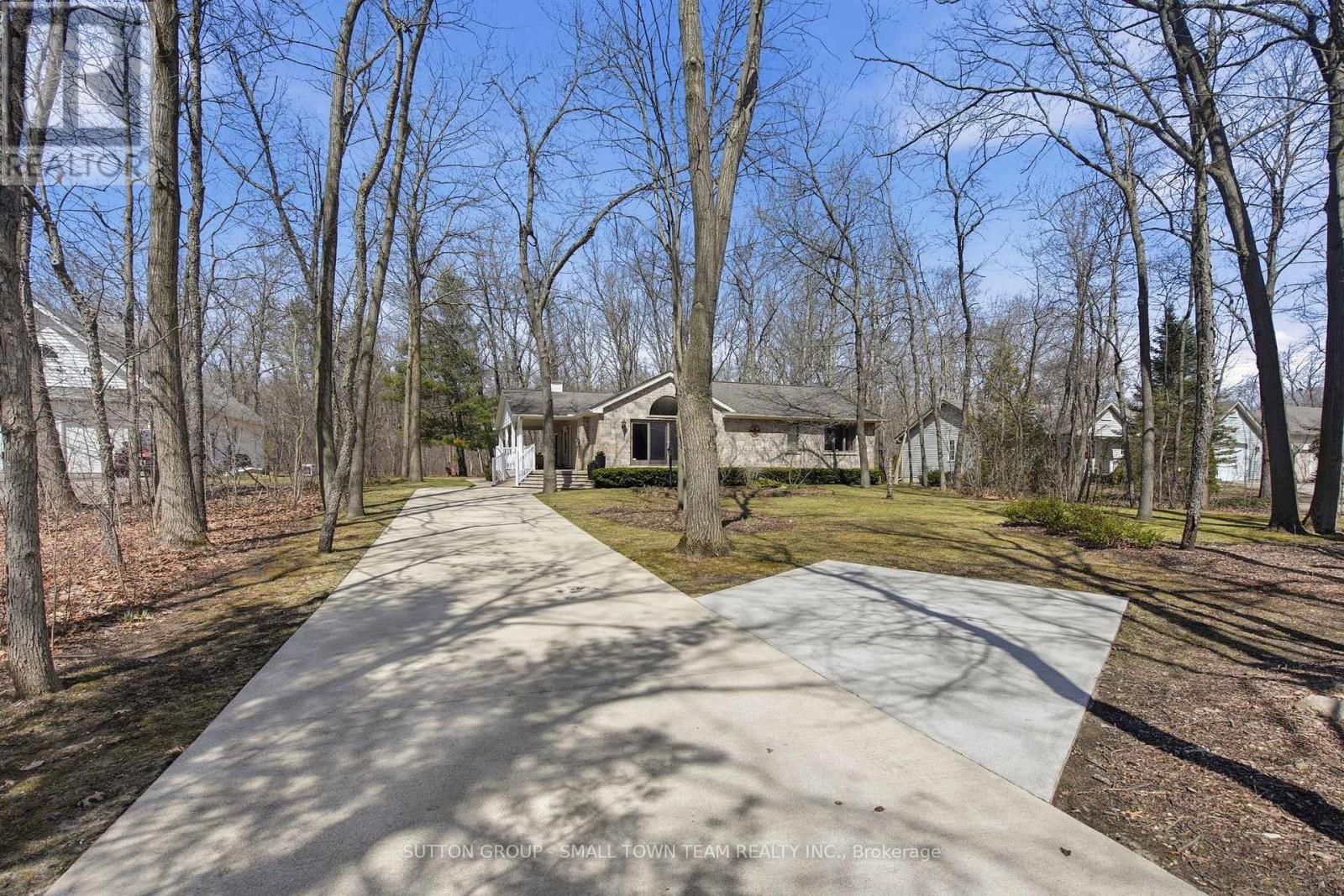 8816 Timberwood Trail, Lambton Shores, Ontario  N0M 1T0 - Photo 2 - X12984432