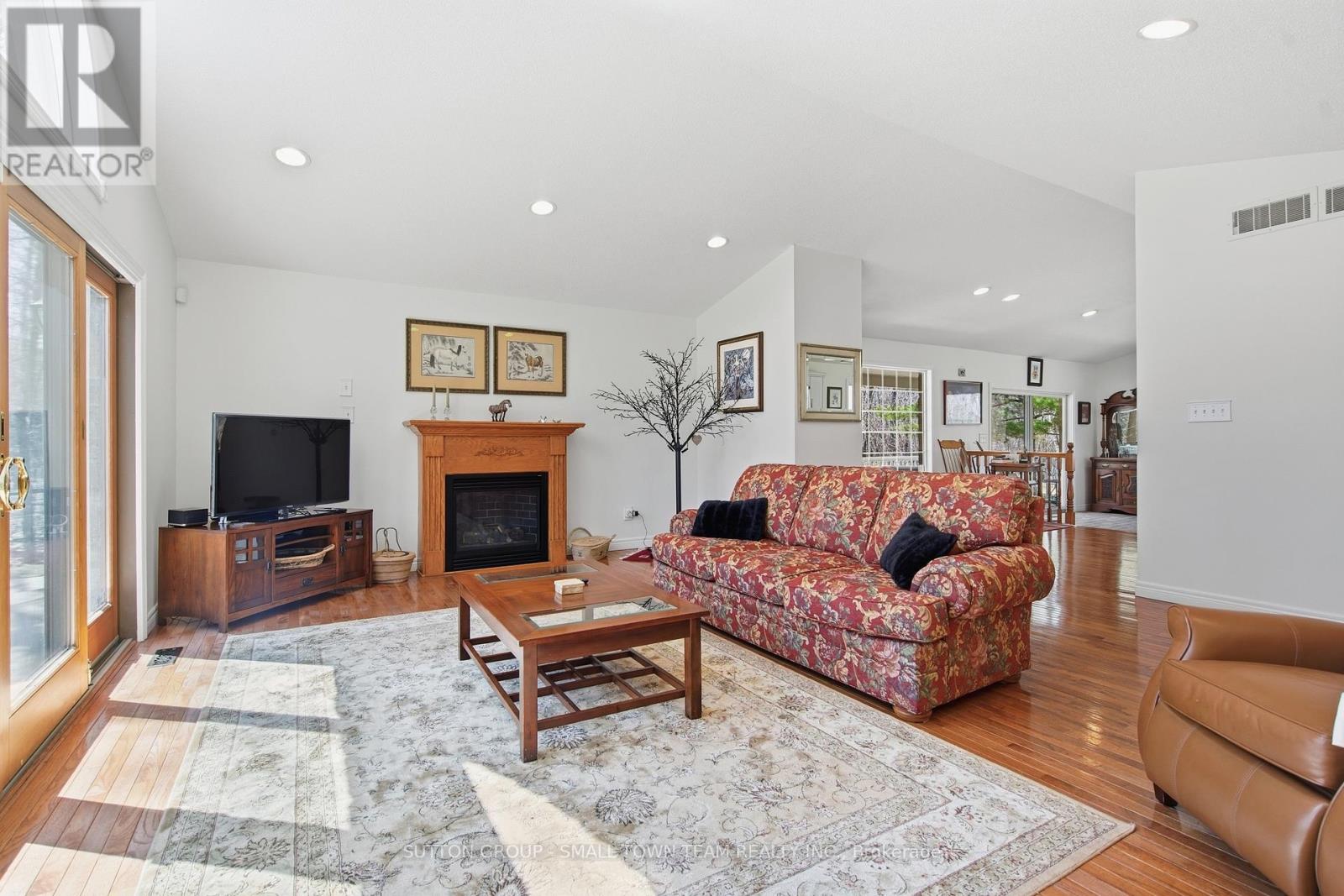 8816 Timberwood Trail, Lambton Shores, Ontario  N0M 1T0 - Photo 20 - X12984432