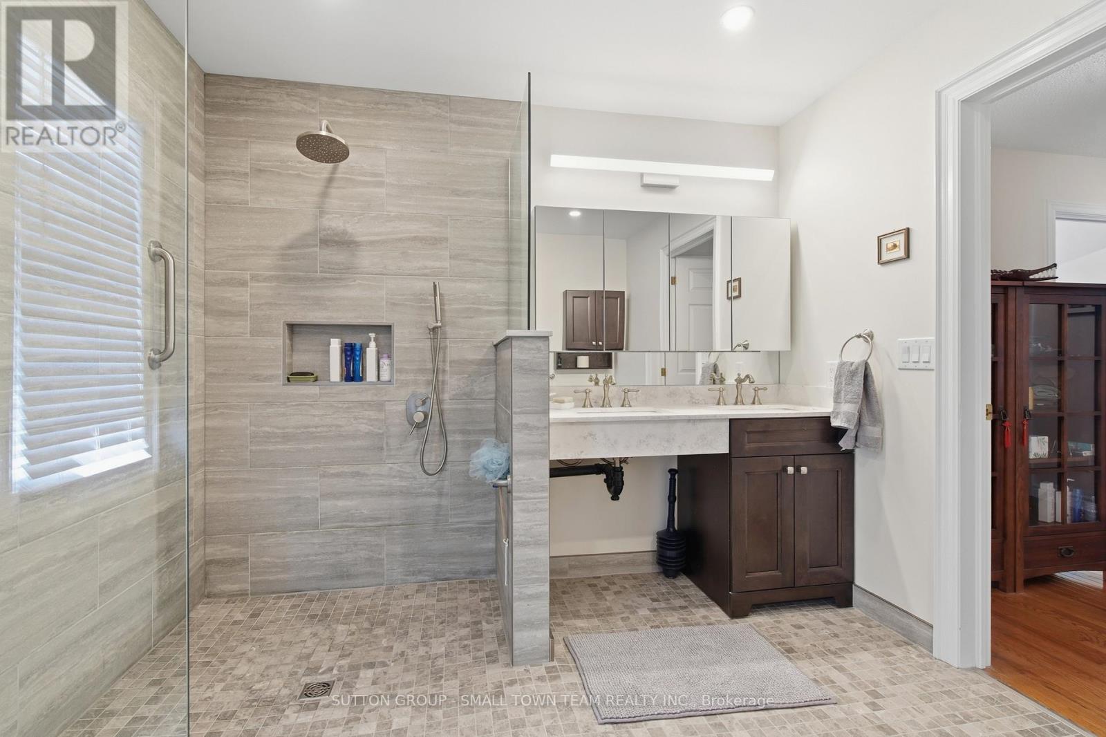 8816 Timberwood Trail, Lambton Shores, Ontario  N0M 1T0 - Photo 25 - X12984432