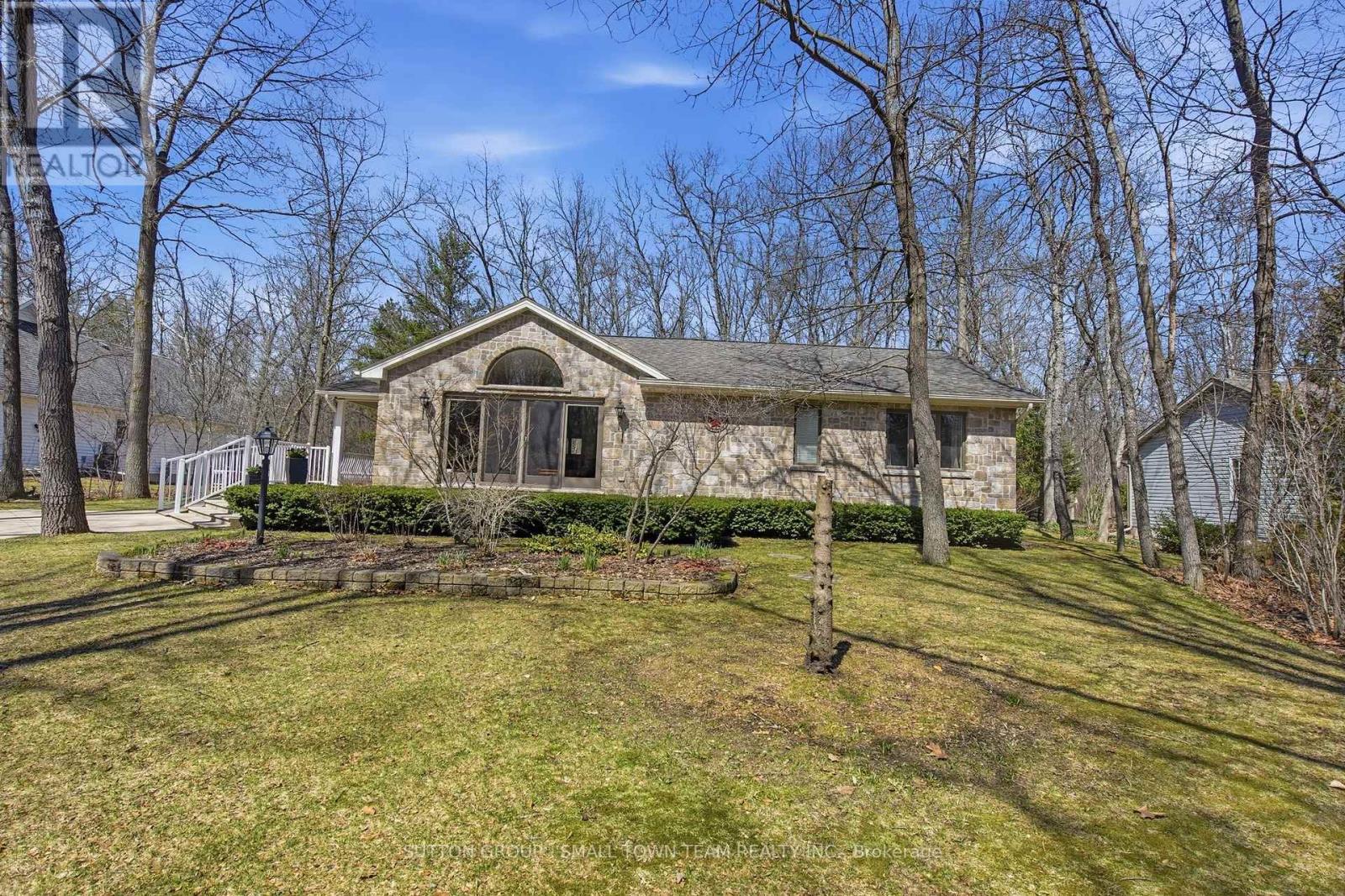 8816 Timberwood Trail, Lambton Shores, Ontario  N0M 1T0 - Photo 3 - X12984432