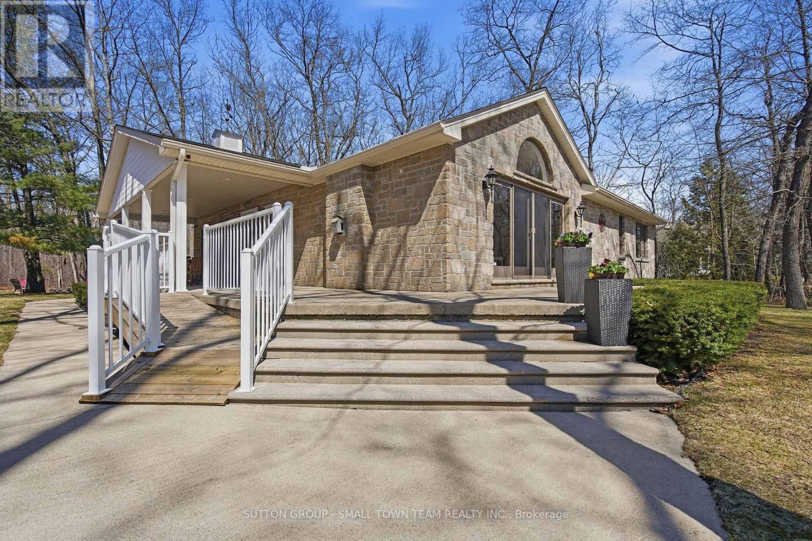 8816 Timberwood Trail, Lambton Shores, Ontario  N0M 1T0 - Photo 4 - X12984432