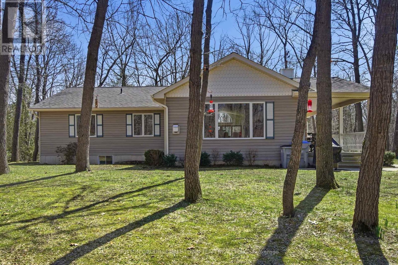 8816 Timberwood Trail, Lambton Shores, Ontario  N0M 1T0 - Photo 49 - X12984432