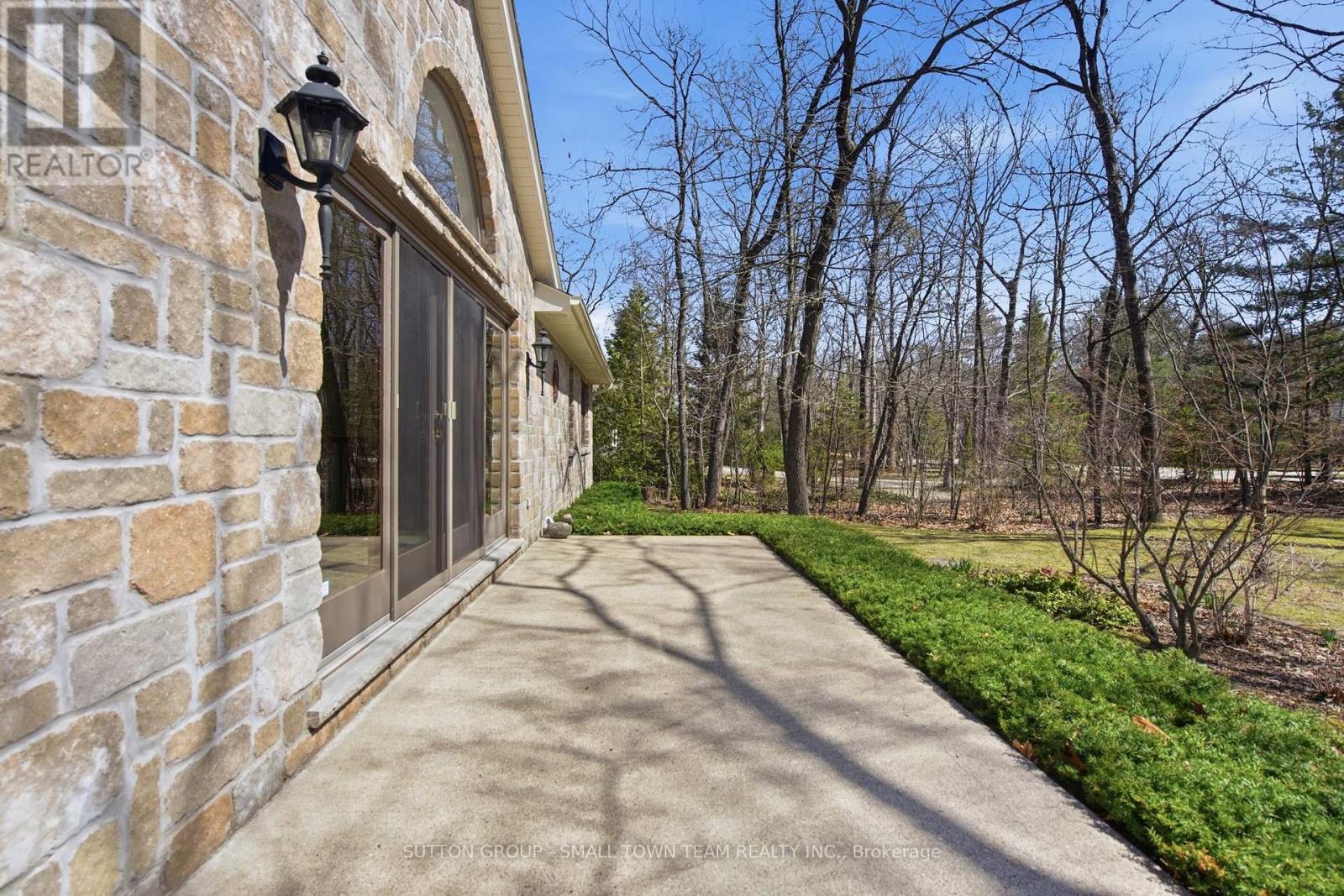 8816 Timberwood Trail, Lambton Shores, Ontario  N0M 1T0 - Photo 5 - X12984432