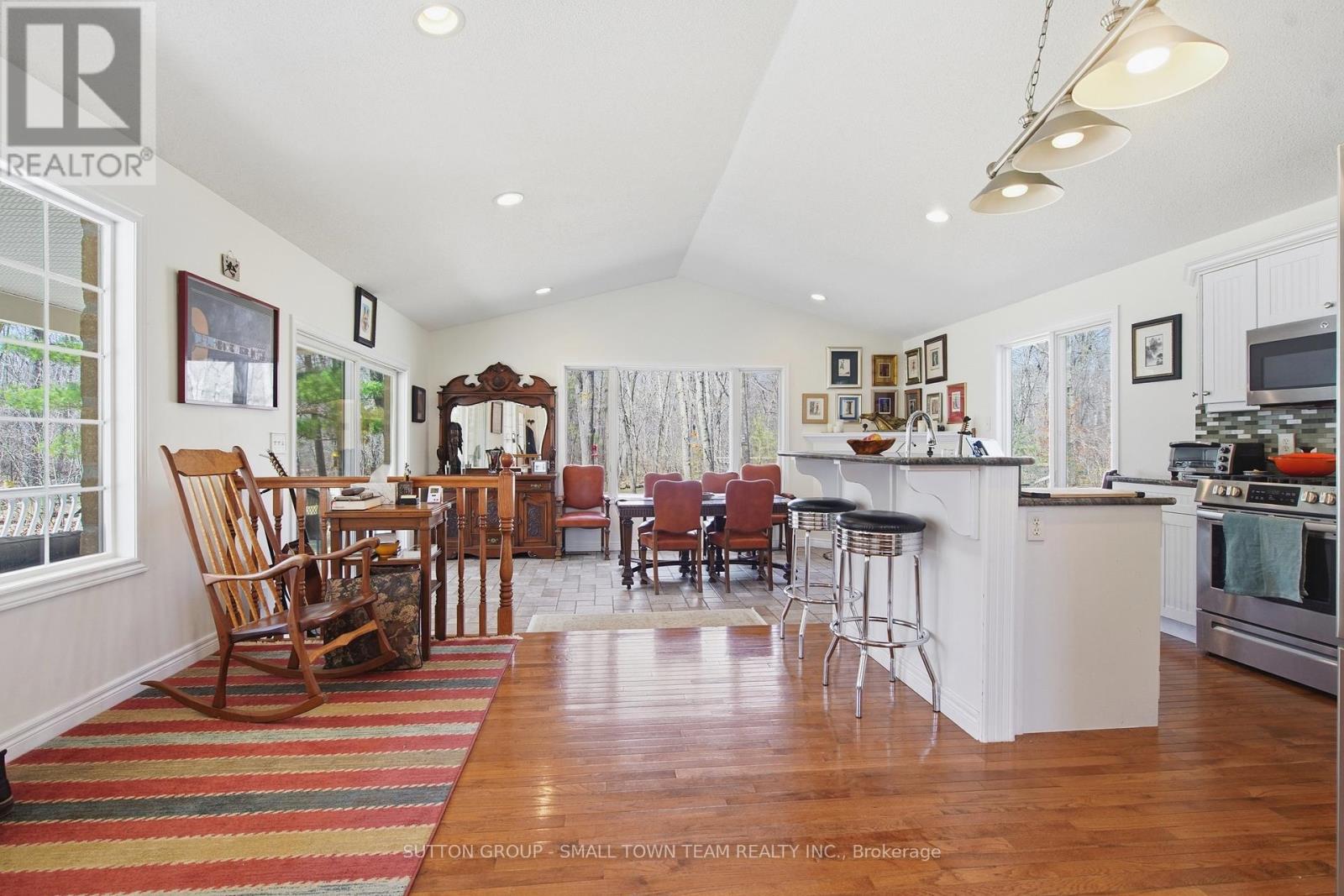 8816 Timberwood Trail, Lambton Shores, Ontario  N0M 1T0 - Photo 9 - X12984432