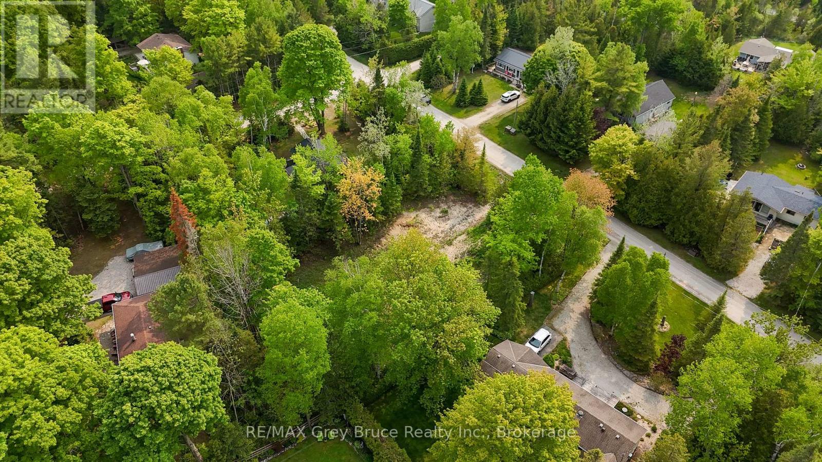 425 Dufferin Avenue, South Bruce Peninsula, Ontario N0H 2G0 - Photo 3 - X12984378