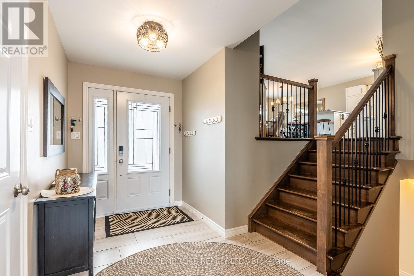 10 Newport Drive, Petawawa, Ontario  K8H 0E1 - Photo 10 - X12984430