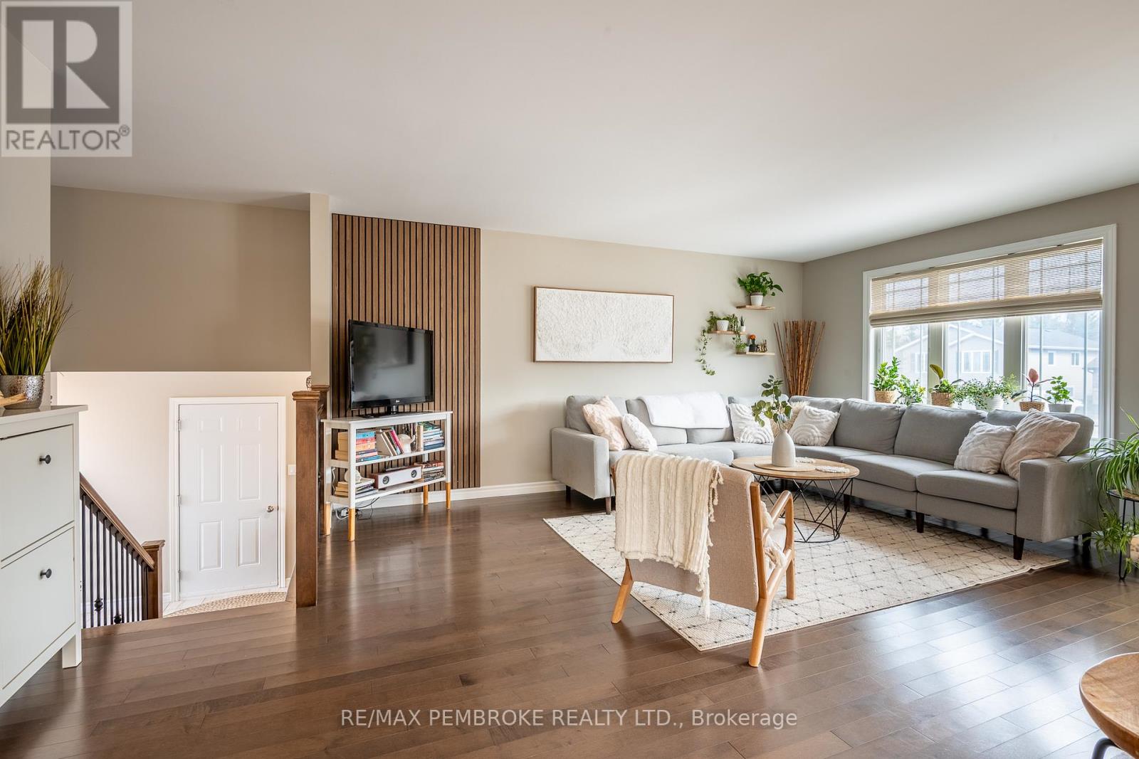 10 Newport Drive, Petawawa, Ontario  K8H 0E1 - Photo 11 - X12984430