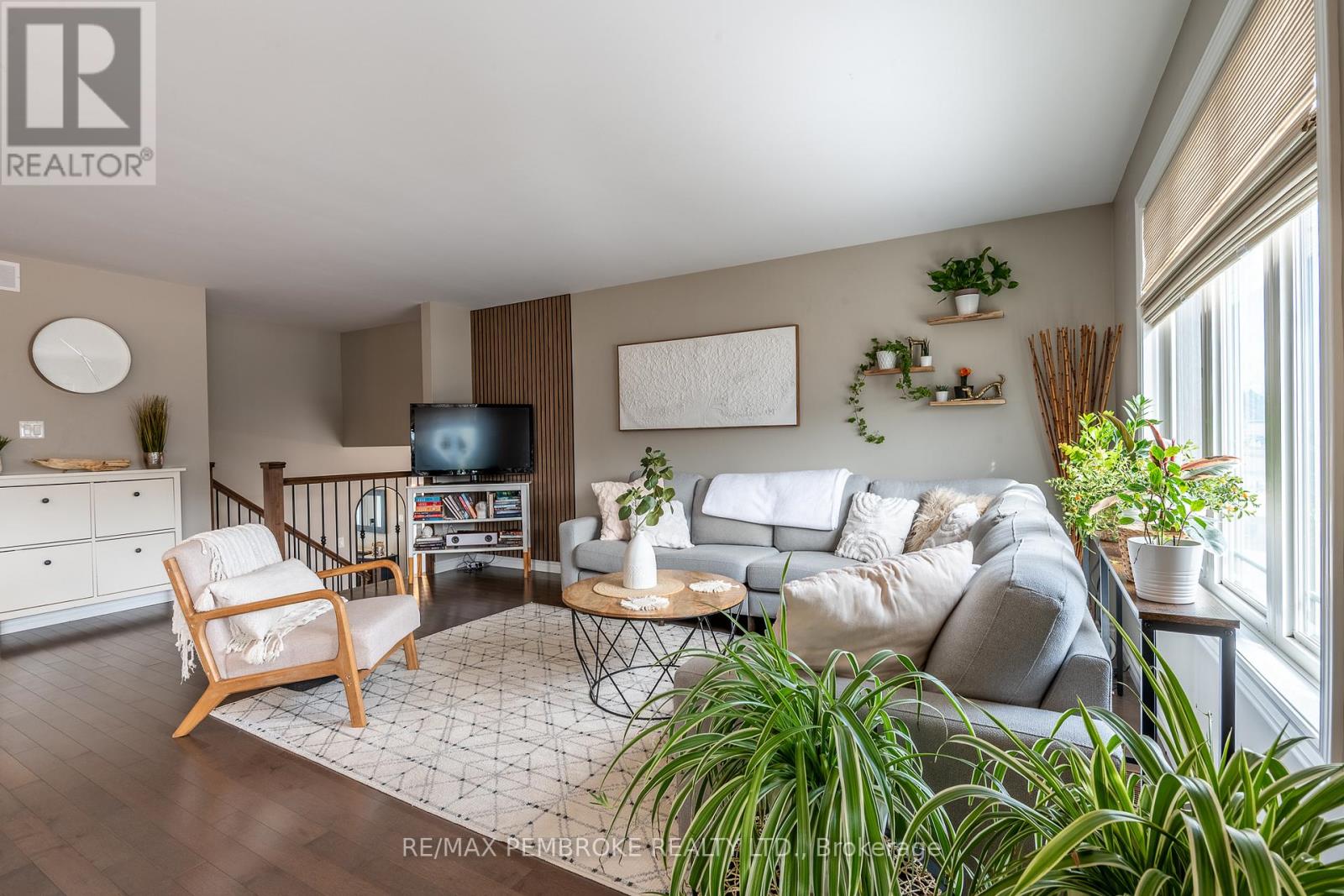 10 Newport Drive, Petawawa, Ontario  K8H 0E1 - Photo 14 - X12984430