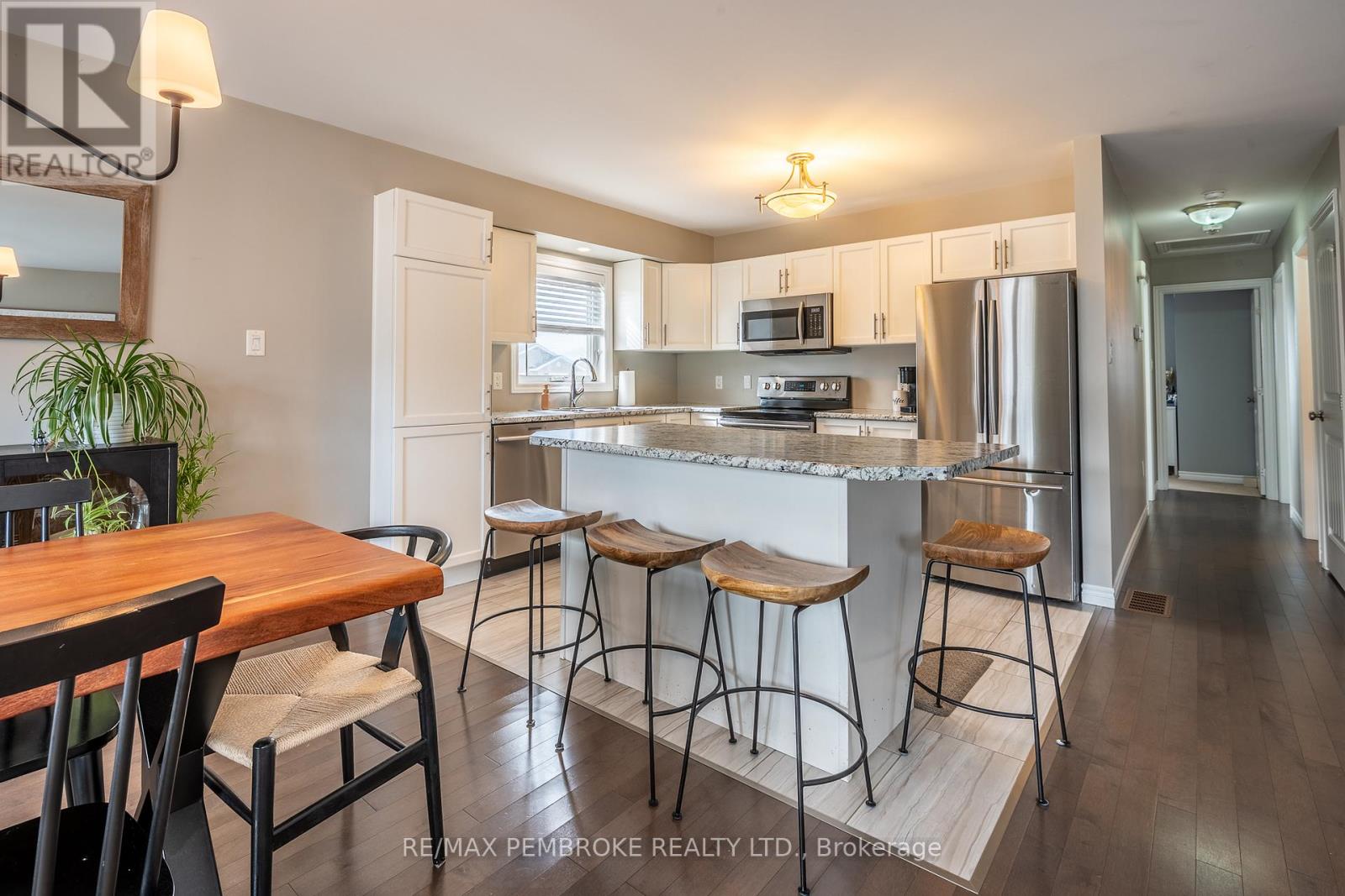 10 Newport Drive, Petawawa, Ontario  K8H 0E1 - Photo 15 - X12984430