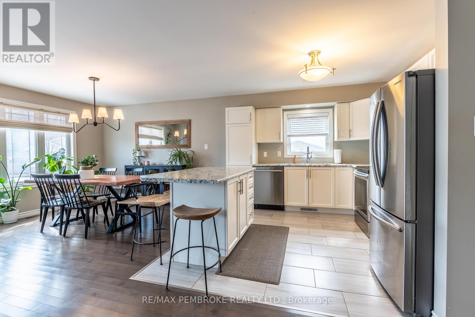 10 Newport Drive, Petawawa, Ontario  K8H 0E1 - Photo 18 - X12984430