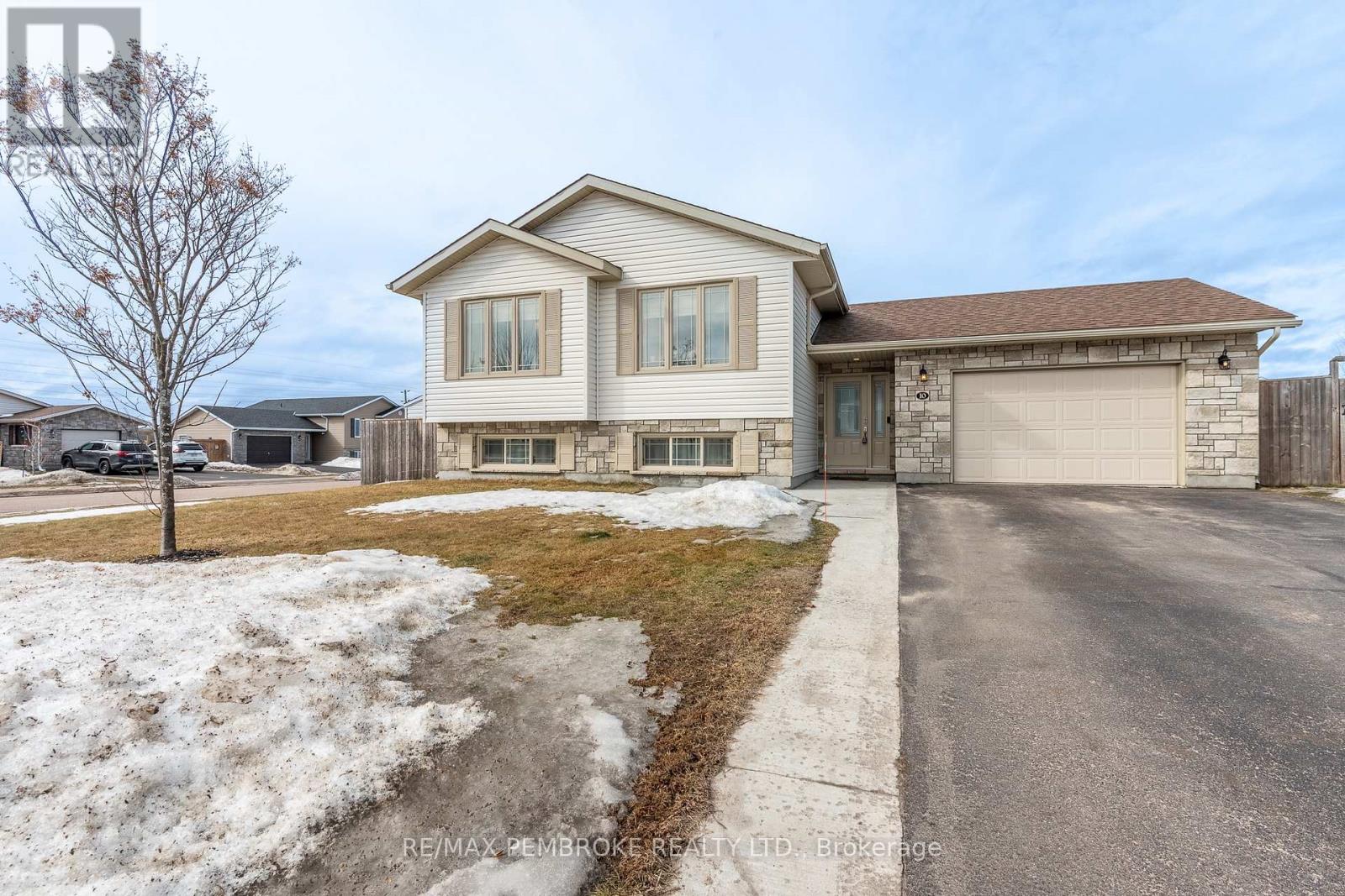 10 Newport Drive, Petawawa, Ontario  K8H 0E1 - Photo 2 - X12984430