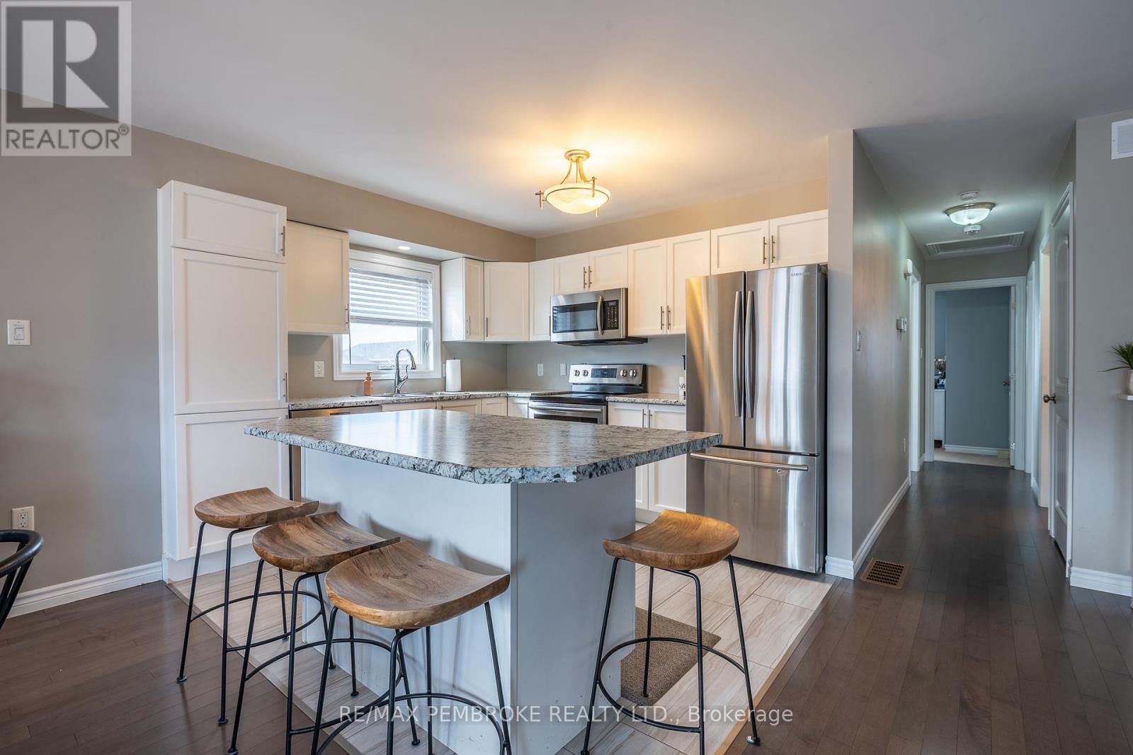 10 Newport Drive, Petawawa, Ontario  K8H 0E1 - Photo 20 - X12984430