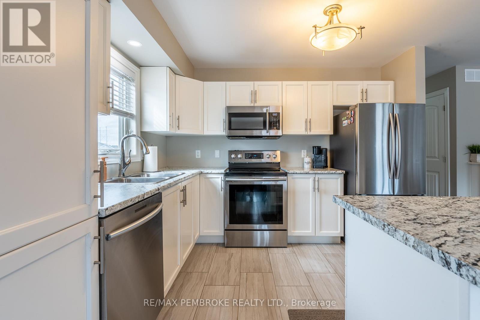 10 Newport Drive, Petawawa, Ontario  K8H 0E1 - Photo 21 - X12984430