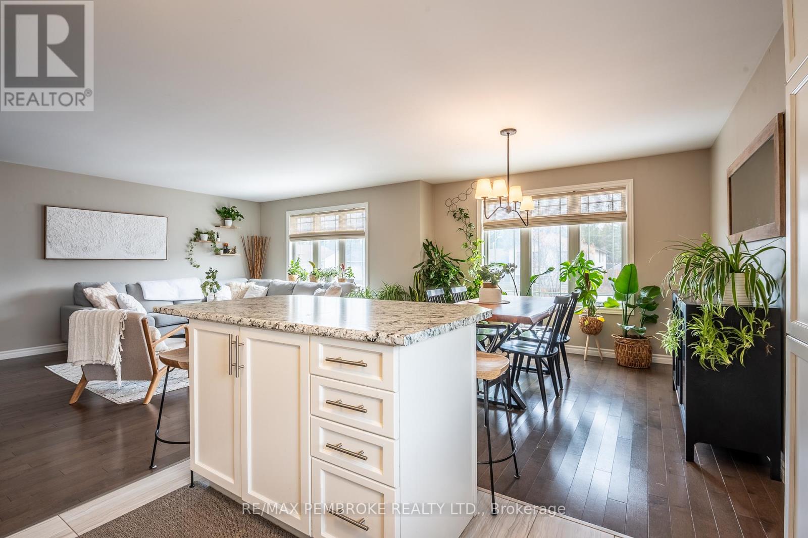 10 Newport Drive, Petawawa, Ontario  K8H 0E1 - Photo 22 - X12984430