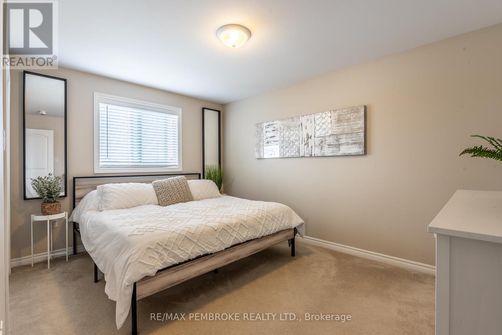 10 Newport Drive, Petawawa, Ontario  K8H 0E1 - Photo 25 - X12984430