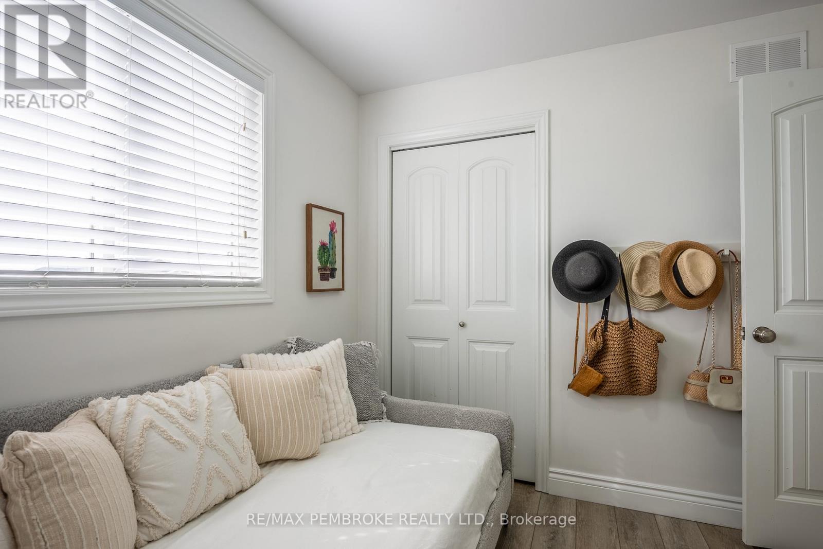 10 Newport Drive, Petawawa, Ontario  K8H 0E1 - Photo 29 - X12984430